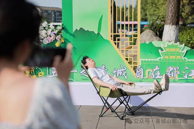 江堰太火爆NPC白娘子被求合影到宕机OG真人顶流实锤！这个五一青城山都(图5)