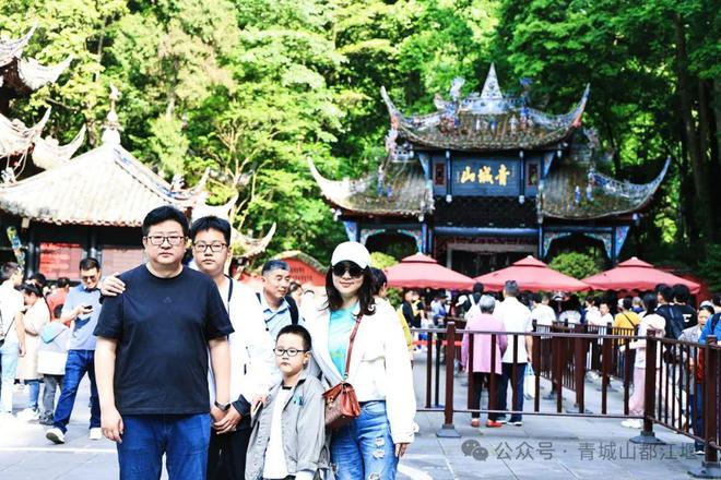 江堰太火爆NPC白娘子被求合影到宕机OG真人顶流实锤！这个五一青城山都(图8)