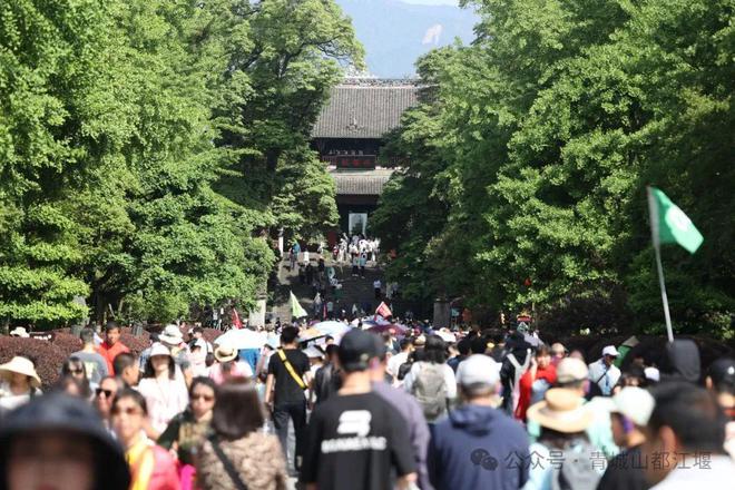 江堰太火爆NPC白娘子被求合影到宕机OG真人顶流实锤！这个五一青城山都(图9)