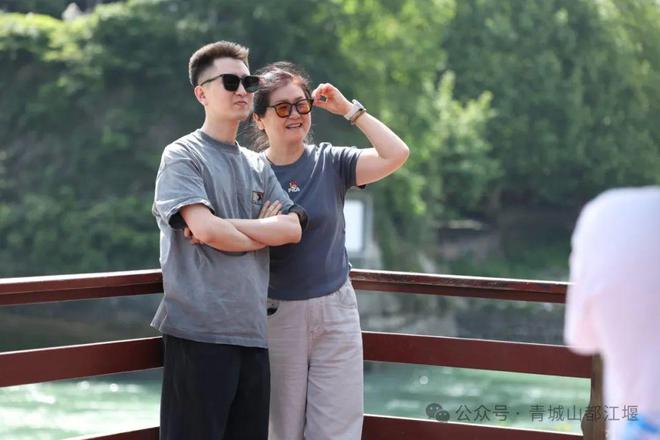 江堰太火爆NPC白娘子被求合影到宕机OG真人顶流实锤！这个五一青城山都(图7)