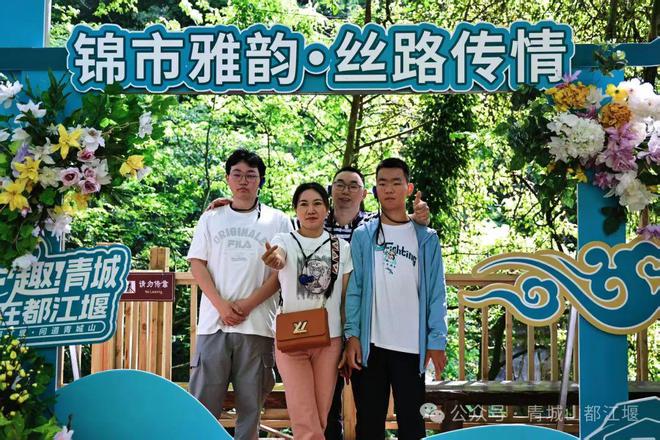 江堰太火爆NPC白娘子被求合影到宕机OG真人顶流实锤！这个五一青城山都(图11)