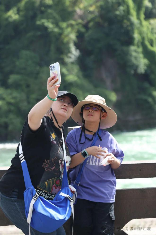 江堰太火爆NPC白娘子被求合影到宕机OG真人顶流实锤！这个五一青城山都(图15)
