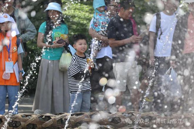 江堰太火爆NPC白娘子被求合影到宕机OG真人顶流实锤！这个五一青城山都(图21)