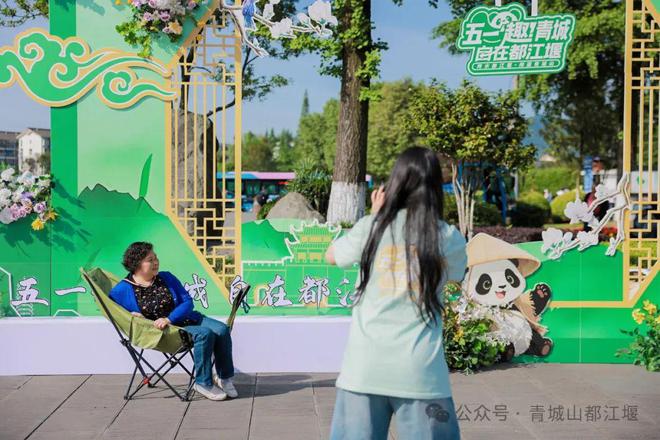 江堰太火爆NPC白娘子被求合影到宕机OG真人顶流实锤！这个五一青城山都(图17)
