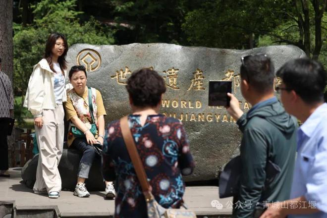 江堰太火爆NPC白娘子被求合影到宕机OG真人顶流实锤！这个五一青城山都(图19)