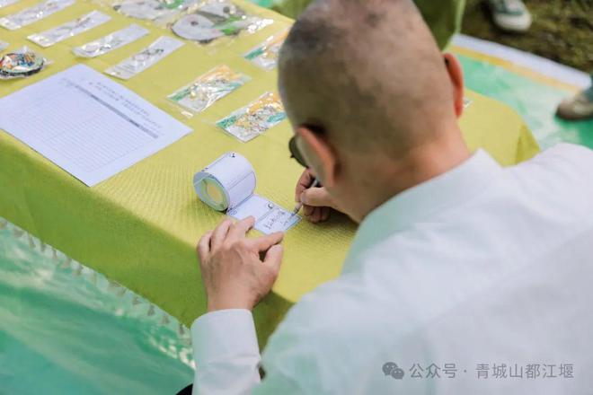 江堰太火爆NPC白娘子被求合影到宕机OG真人顶流实锤！这个五一青城山都(图22)