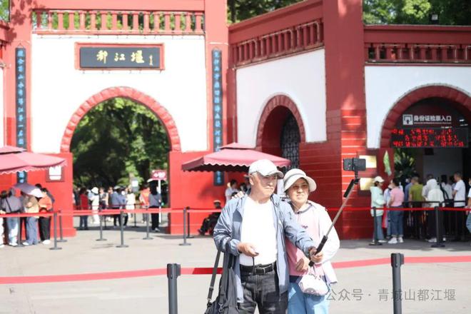 江堰太火爆NPC白娘子被求合影到宕机OG真人顶流实锤！这个五一青城山都(图28)