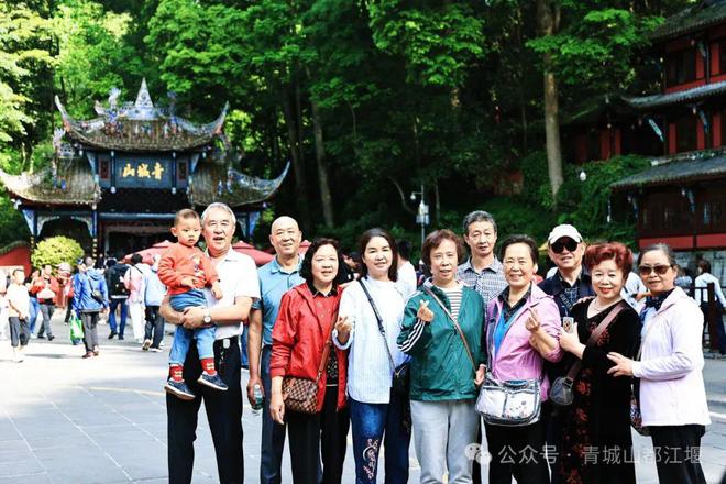 江堰太火爆NPC白娘子被求合影到宕机OG真人顶流实锤！这个五一青城山都(图24)