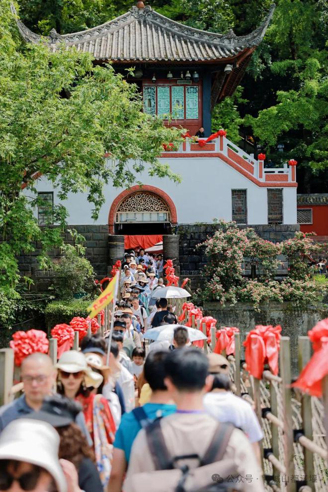 江堰太火爆NPC白娘子被求合影到宕机OG真人顶流实锤！这个五一青城山都(图25)